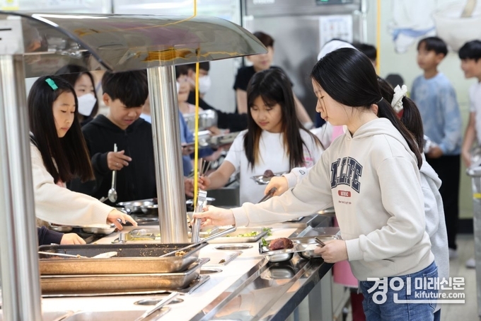 학생들이 급식을 식판에 담고 있다. <사진=경기도교육청>