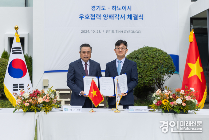 21일 김현곤 경기도 경제부지사(오른쪽)과 쩐 시 타잉(Tran Sy Thanh) 하노이시 인민위원회 위원장이 도담소에서 우호협력 양해각서(MOU)에 서명을 하고 기념촬영을 하고 있다.. <사진=경기도>