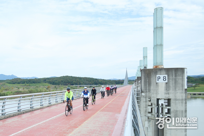 장미란 차관과 관계자들이 여주시 자전거 도로를 달리고 있다. <사진=여주시>