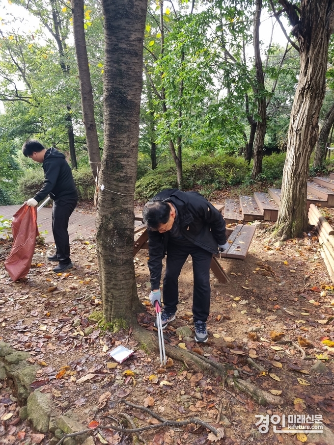시흥도시공사 임직원들이 소래산 인근에서 환경정화 활동을 실시하고 있다. <사진=시흥도시공사>
