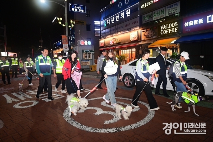 인천 연수구 반려견순찰대 ‘연수지킴댕댕이’가 합동순찰 활동을 펼치고 있다. <사진=연수구>