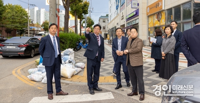 도성훈 인천광역시교육감(왼쪽 2번째)이 신광초 주변 통학로를 점검하고 있다. <사진=인천시교육청>