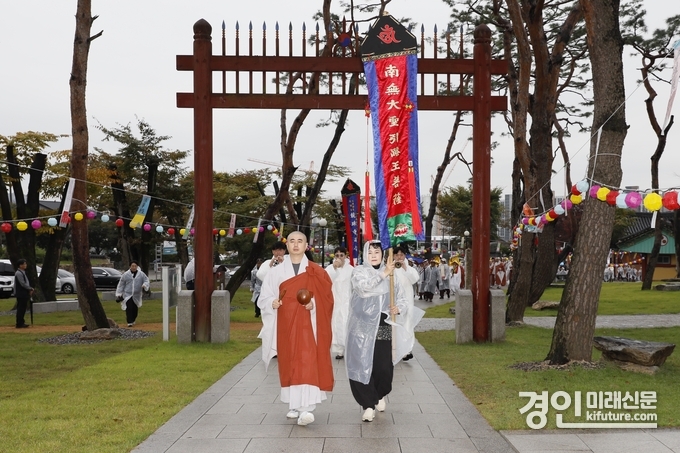 용주사가 수륙대재를 봉행하고 있다. <사진=화성시>