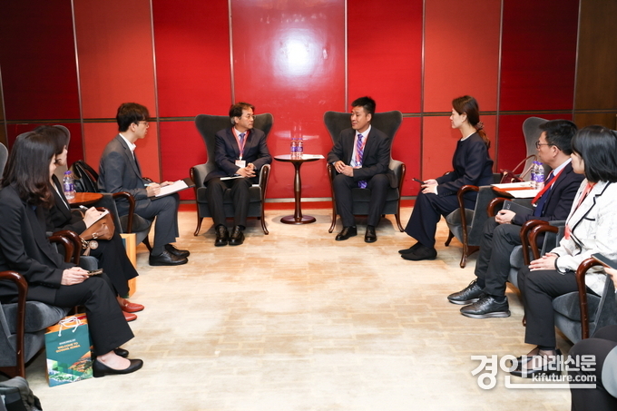 이동환 고양특례시장이 중국 정저우에서 가오진 이우시 부시장과 간담회를 갖고 있다. <사진=고양시>