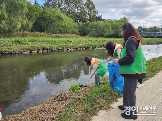 인천 연수구 관계자들이 승기천 정비활동을 펼치고 있다. <사진=연수구>