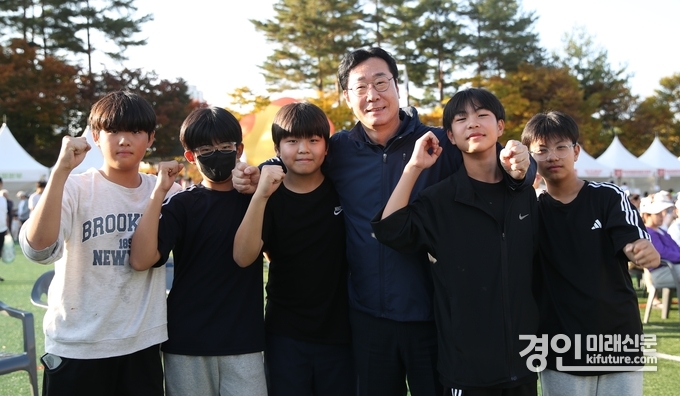 정명근 화성시장이 학생들과 함께하고 있다. <사진=화성시>