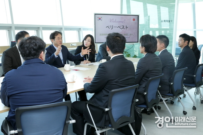 고양시 관계자들이 일본 베리베스트 법무법인 대표·관계자들과 환담하고 있다. <사진=고양시>