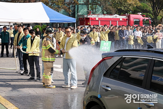 인천 남동구가 전기차 화재대비 청사 합동소방훈련을 실시하고 있다. <사진=남동구>