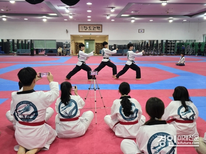 중국 광둥성 국제교류대표단이 태권도 체험을 하고 있다. <사진=경기도>