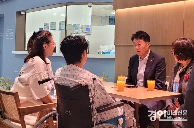 하은호 군포시장(오른쪽 2번째)이 김민석 마라톤선수를 문병하고 있다. <사진=군포시>