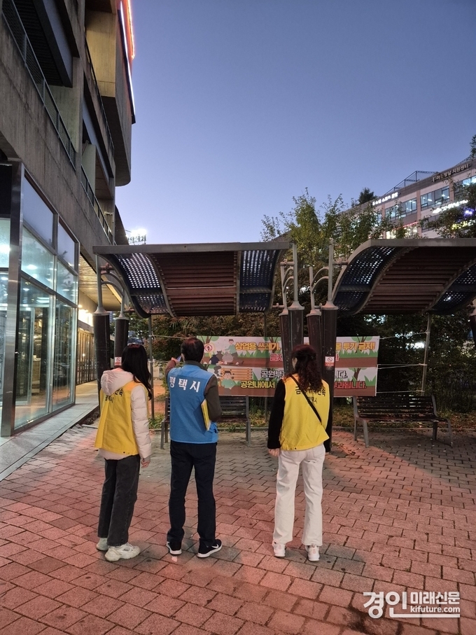 평택시 관계자가 금연구역 특별 야간지도 캠페인을 펼치고 있다. <사진=평택시>