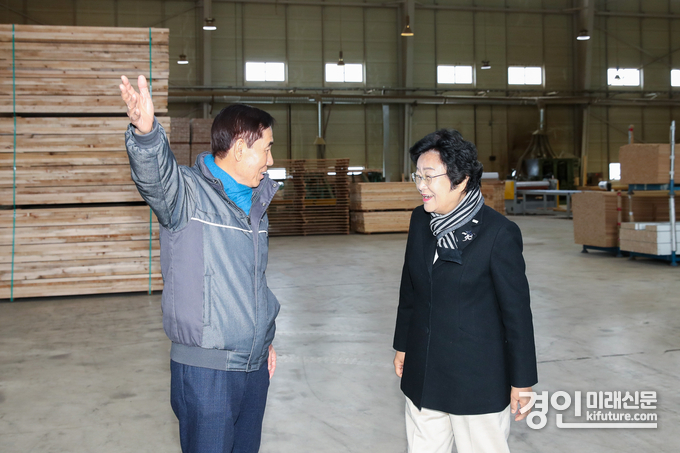 김경희 이천시장(오른쪽)이 기업을 방문해 환경을 둘러보고 있다. <사진=이천시>