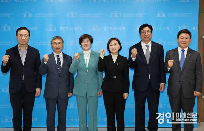 도성훈 인천광역시교육감(오른쪽 2번째)이 지방교육재정 위기에 국회와 정부의 대책 마련 요구하고 교육감들과 기념촬영을 하고 있다. <사진=인천시교육감>