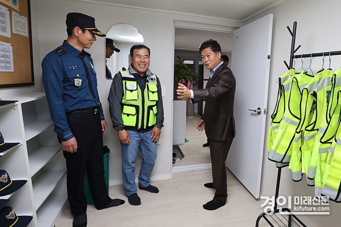 박종효 남동구청장(오른쪽)이 주민들의 휴식공간으로 리모델링한 구월1동 명성빌라를 둘러보고 있다. <사진=남동구>