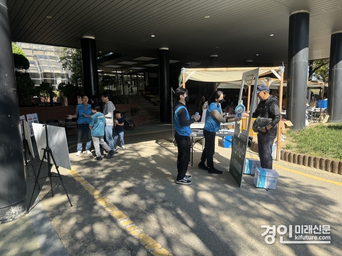 시흥도시공사가 분리배출 캠페인을 진행하고 있다. <사진=시흥도시공사>