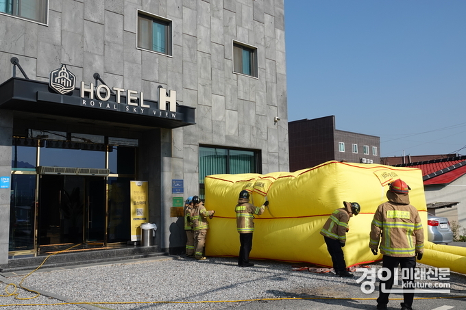 소방대원들이 공기안전매트를 펼치고 있다. <사진=안성소방서>