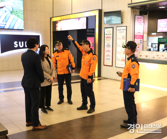 광명소방서 관계자들이 중점관리대상물을 방문해 화재안전지도를 실시하고 있다. <사진=광명소방서>