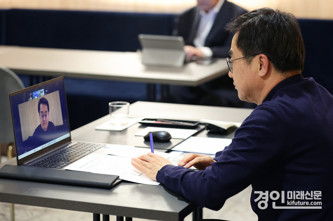 김동연 경기도지사가 네덜란드에서 긴급 상황점검 화상 회의를 주재하고 있다. <사진=경기도> 