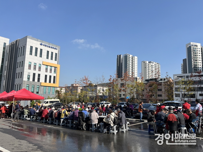 독도사랑회가 어르신들에게 짜장면을 대접하고 있다. <사진=의왕시>