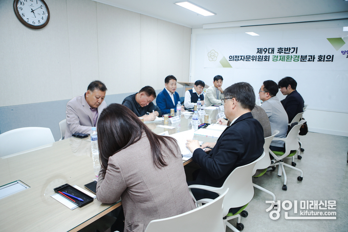 화성시의회 경제환경위원회가 지난 29일 의정자문위원회 경제환경분고 회의를 진행하고 있다. <사진=화성시의회> 