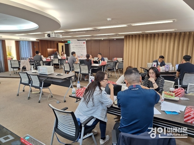수원시 수출판매개척단이 타이완 타이베이 비즈니스 센터에서 수출 상담을 하고 있다. <사진=수원시>