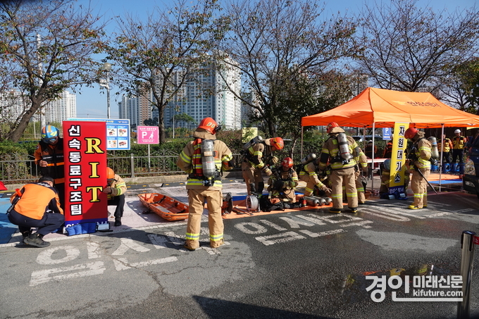 안성소방서가 긴급구조통제단 훈련을 실시하고 있다. <사진=안성시>