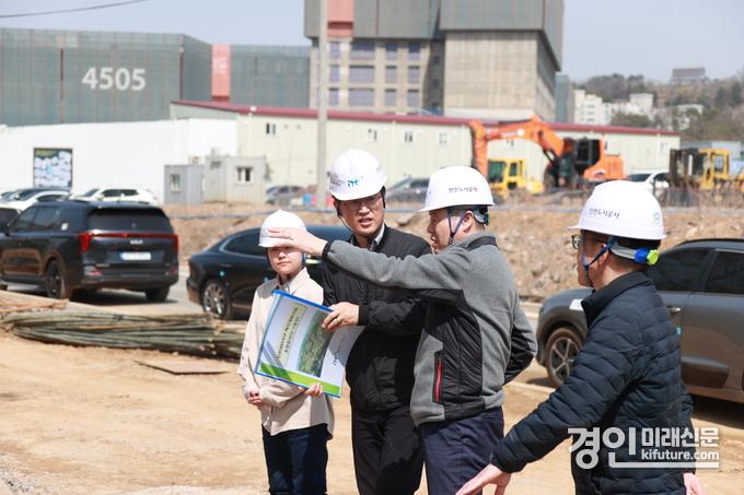 인천도시공사가 현장에서 기술 검토와 안전점검을 실시하고 있다. <사진=iH>