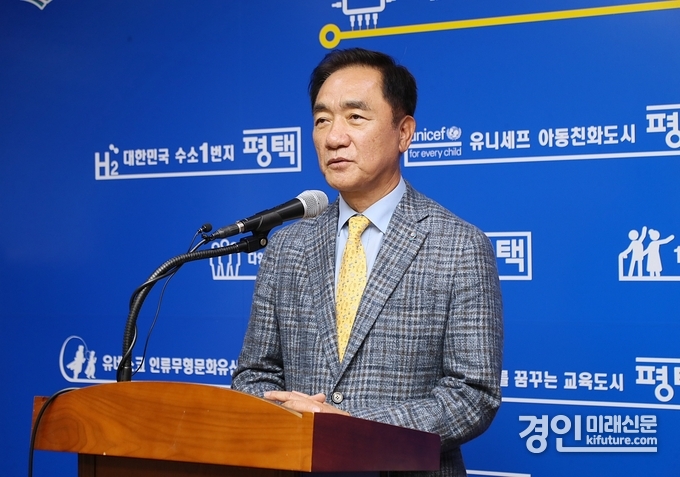 정장선 평택시장이 브리핑을 하고 있다. <사진=평택시>