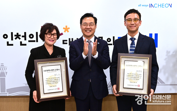 하병필 행정부시장(가운데)이 지난 5일 집무실에서 열린 '2024년 인천광역시명장 인증서‧인증패 수여식'에서 이승미(미용), 김종상(건축시공)명장에게 인증서를 수여하고 기념촬영을 하고 있다. <사진=인천시>