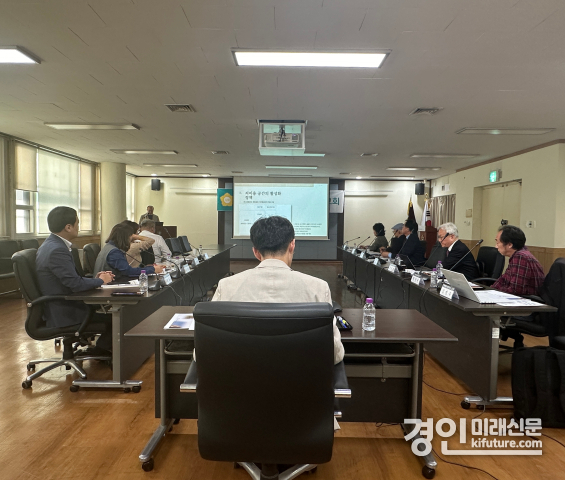 고양특례시의회 의원연구단체인 공간활용연구회가 지난 4일 ‘고양특례시 저이용 도시공간의 공동체 공간화 연구’ 중간보고회를 개최하고 있다. <사진=고양시의회>
