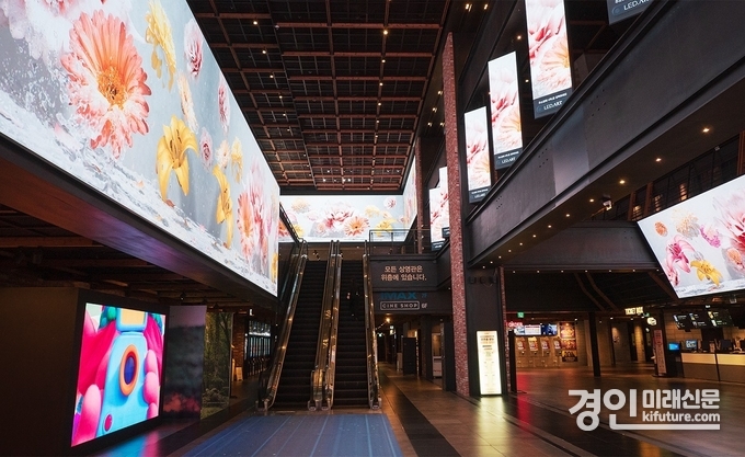 CGV용산아이파크몰 LED.ART 미디어 아트 전시 모습. <사진=CGV>