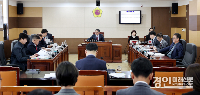 인천시의회 산업경제위원회가 2024년도 경제산업본부 행정사무감사를 실시하고 있다. <사진=인천시의회>