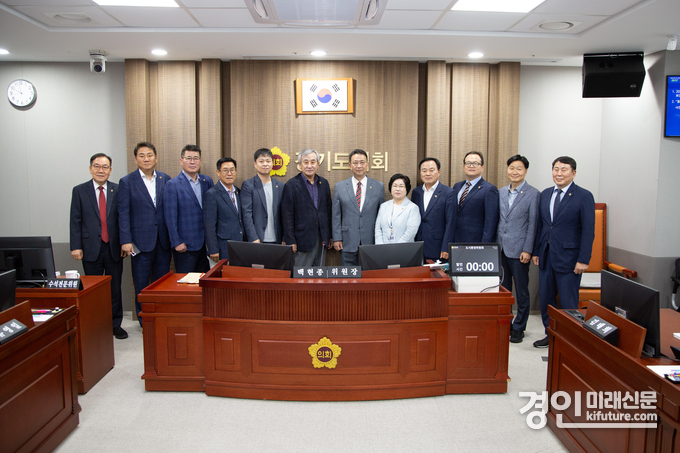 경기도의회 도시환경위원회가 2024년도 행정사무감사를 앞두고 기념촬영을 하고 있다. <사진=경기도의회>