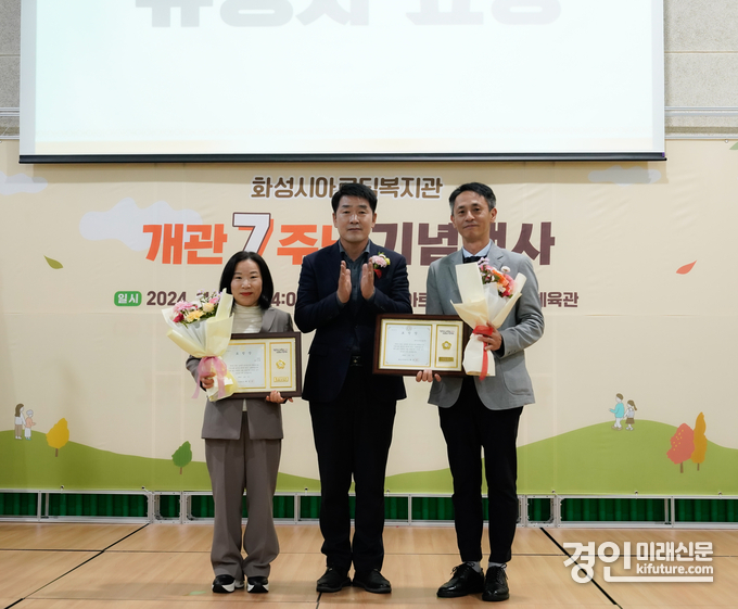 배정수 화성시의회 의장(가운데)이 표창 수상자들과 기념촬영을 하고 있다. <사진=화성시의회>