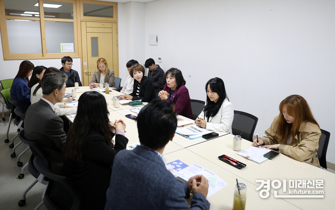시흥시의회 의원 연구단체가 '시흥특화 교육정책 연구회'가 배곧한울초등학교에서 시흥형 마을교육특구 활성화 연구활동을 진행하고 있다. <사진=시흥시의회>