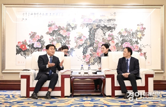 임병택 시흥시장(왼쪽)과 주콰이궈 더저우시장이 환담을 나누고 있다. <사진=시흥시>