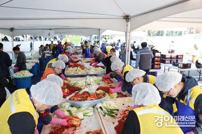 iH가 김장 한마당 행사를 개최하고 있다. <사진=iH>