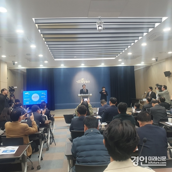 정명근 화성시장이 기자회견을 하고 있다. <사진=민경호 기자>