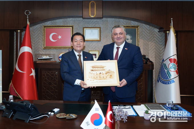 이재준 수원시장(왼쪽)이 메흐메트 귀렐 얄로바시장에게 수원화성 인두화 작품을 선물하고 있다. <사진=수원시>