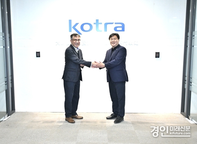 KOTRA를 방문한 임병택 시흥시장(우)과 KOTRA 황재원 본부장이 악수하고 있다. <사진=시흥시>