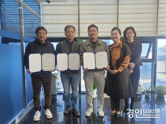인천광역시(와 심뇌혈관질환예방관리사업 지원단은 지난 8일 인천 서구 산업단지 내 소규모 사업장과 업무협약(MOU)을 체결하고 기념촬영을 하고 있다. <사진=인천시>