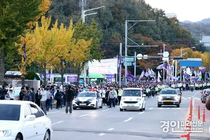 FC안양의 1부리그 승격을 기념에 안양종합운동장에서 시청까지 퍼레이드를 펼치고 있다. <사진=안양시>