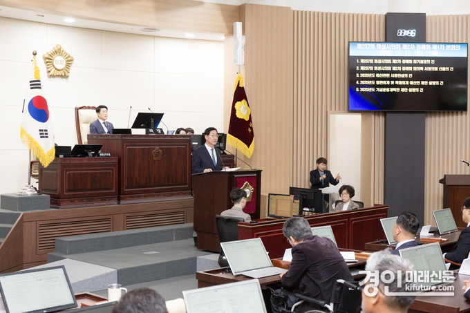 정명근 화성시장이 화성시의회에서 시정연설을 하고 있다. <사진=화성시>
