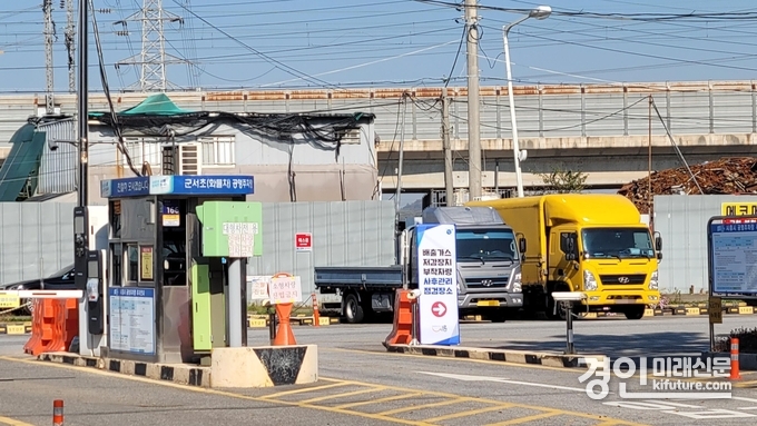 시흥시가 매연저감장치 부착차량 사후관리 합동점검을 실시하고 있다. <사진=시흥시>