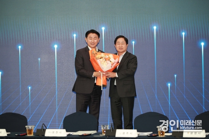 주광덕 남양주시장(오른쪽)이 경기도시장군수협의회 회장으로 선출되어 축하를 받고 있다. <사진=남양주시>