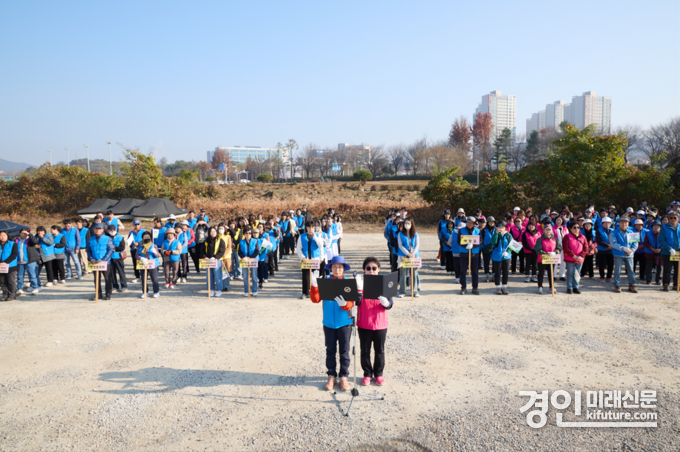여주시가 '여주 걷기 다시 가을!' 건강걷기 동아리 발대식 및 걷기행사를 개최하고 있다. <사진=여주시>