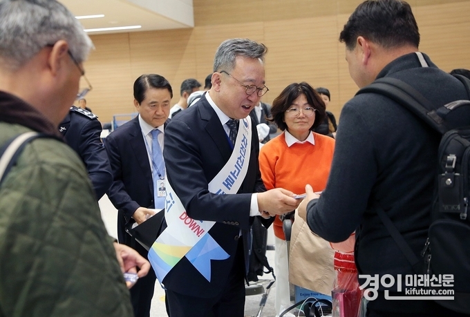 지난 11일 인천국제공항 제2여객터미널 1층 입국장에서 진행된 ‘여행자 휴대품 성실신고 캠페인’에서 신한은행 정상혁 은행장(가운데)이 홍보물품을 나눠주고 있다. <사진=신한은행>