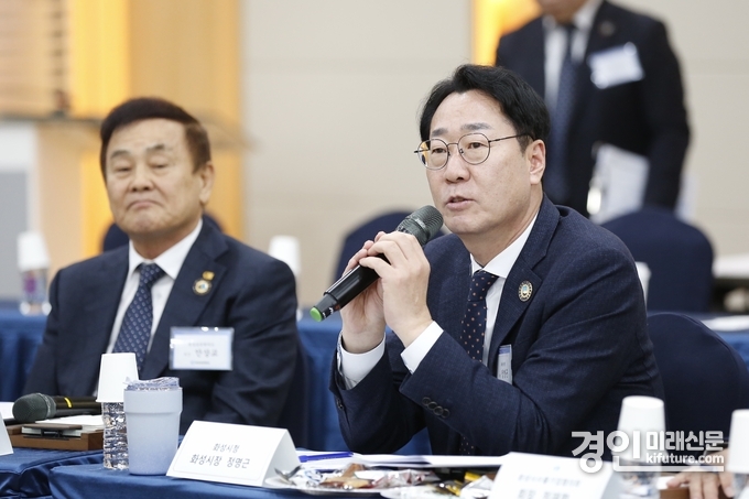 정명근 화성시장이 수출기업협의회와 간담회를 갖고 있다. <사진=화성시>
