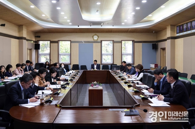 평택시의회가 11월 의원 간담회를 진행하고 있다. <사진=평택시의회>