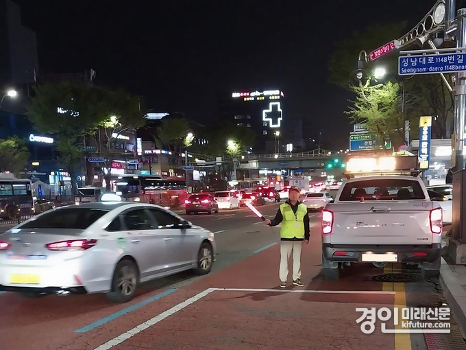 성남시 관계자가 모란역 인근에서 관외택시 불법 영업을 단속하고 있다. <사진=성남시>